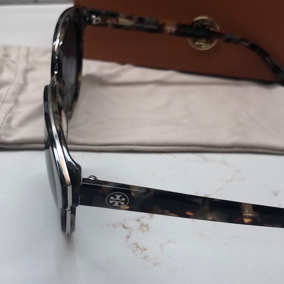 Tory Burch tortoise shell sunglasses - Picture 4 of 5